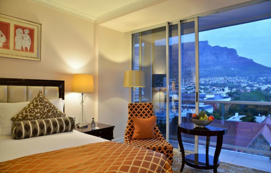 Luxury Heritage Twin Room with Mountain View