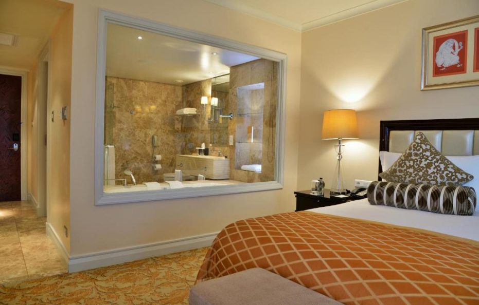 Luxury Heritage Twin Room with Mountain View