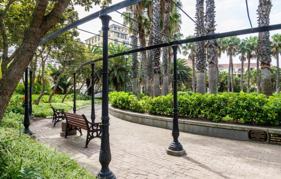 Island Club Hotel & Apartments