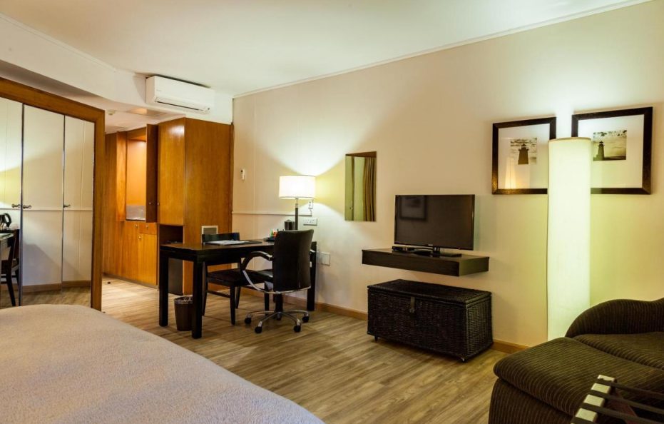Island Club Hotel & Apartments