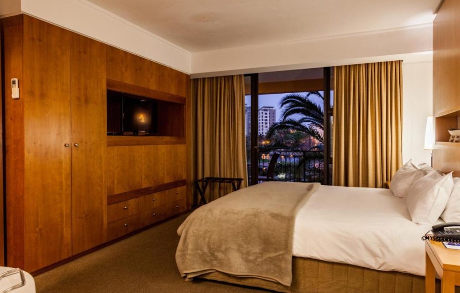 Island Club Hotel & Apartments