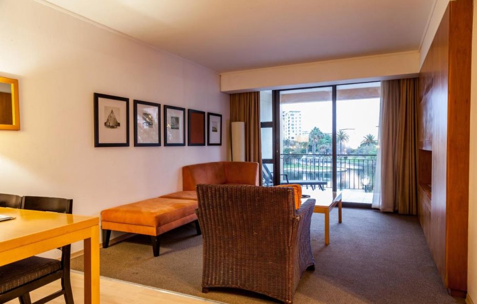 Island Club Hotel & Apartments