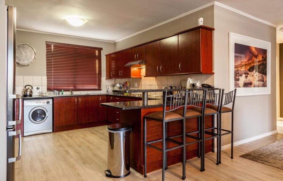 Island Club Hotel & Apartments