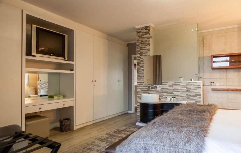 Island Club Hotel & Apartments
