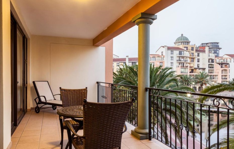 Island Club Hotel & Apartments