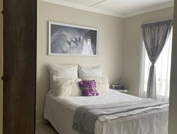 Share with Jackie: Private room in a 2 bed apartment