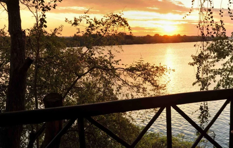 Victoria-Falls Waterfront King Room with River-View