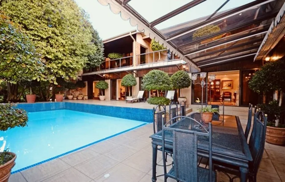 Orange Suite at 27A on Angus