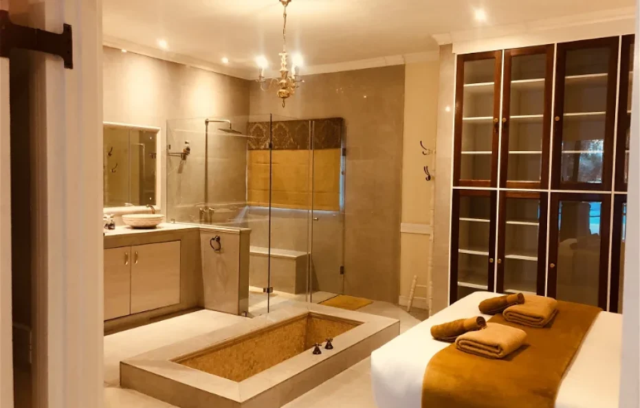 Orange Suite at 27A on Angus