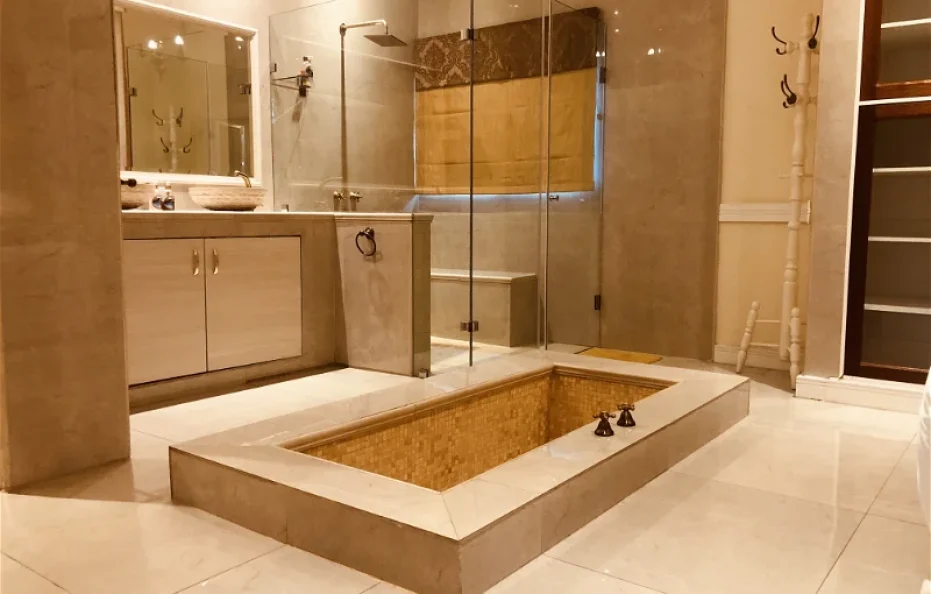 Orange Suite at 27A on Angus